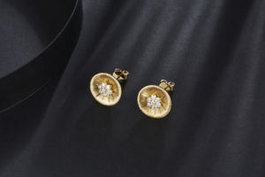 Boucles d'oreilles unisexe en or jaune 18 carats avec diamant Starlight Clous d'oreilles classiques en or 18 carats avec diamant Starlight pour anniversaire de fiançailles - Product Image 3