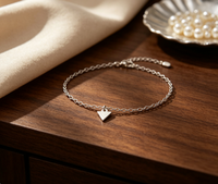 Bracelet fin et délicat avec pendentif triangle en acier inoxydable, chaîne minimaliste empilable pour femme, bijou à porter au quotidien, cadeau