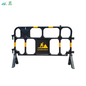 Barrières de chantier temporaires en plastique moulé, mobiles, pour le contrôle des foules dans les rues, les événements, les barricades de circulation et la sécurité - Product Image 1