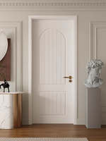 Porte en bois à charnières de style médiéval, peinte en blanc, avec lignes décoratives, rainures de style mid-century et arc circulaire