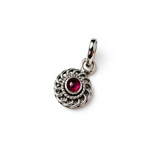 Pendentif Mandala Vintage en Argent Sterling Plaqué Or avec Breloque Grenat Multi-Engagement et Pierre Précieuse, Pierre de Naissance de Juillet et de Janvier - Product Image 1