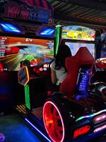 Simulateur de course immersif personnalisable à monnayeur, cockpit robuste, jeu d'arcade de conduite dynamique 110/220V, garantie 1 an, CE