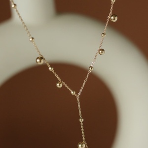 Collar de cadena tipo lariat en forma de Y de moda, chapado en oro de 18 quilates, de acero inoxidable, con colgante de bola delicado y borla larga, para mujer, ideal para fiestas y vestidos. - Product Image 2