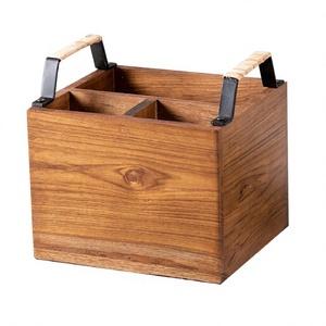Le support à cuillères en bois et fer est un accessoire élégant et fonctionnel conçu pour organiser les couverts sur votre table à manger. - Product Image 4