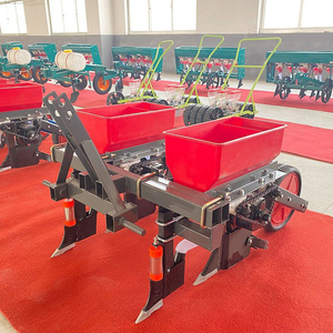 Sembradora de Maíz de Doble Hilera Montada en Tractor de Dos Ruedas Pequeño con Tanque de Fertilizante, Color Rojo - Product Image 2