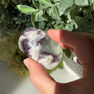 Piedra de Palma de Fluorita con Plumas Arcoíris, Cristal Calmante para la Concentración y Claridad, Piedra de Bolsillo para Meditación - Product Image 6