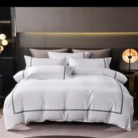 Parure de lit quatre pièces pour hôtel cinq étoiles, style ruban fin, drap et housse de couette blancs mats