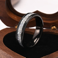 6MM 8MM IP Noir Tungstène Martelé Hommes Anneau Fabriqué À La Main Bande De Mariage Blanc Nacre Shell Incrustation De Carbure De Tungstène Anneau