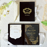 Invitations de mariage de luxe en velours vert sauge et noir avec monogramme doré en relief sur carte acrylique et enveloppe