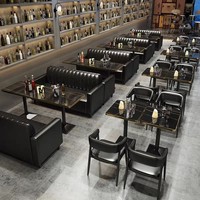 Ensemble de table à manger rectangulaire moderne avec fauteuils rembourrés noirs, plateau aspect pierre brillant et base sur piétement, pour restaurant et café