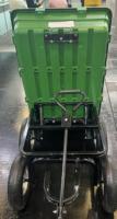 TC2165 Chariots à outils de jardin OEM Poly Wagon à pelouse Plate-forme en acier fermée Camion à benne basculante manuelle à quatre roues Matière plastique