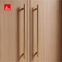 Armoire Alland, style moderne minimaliste, placage de bois naturel, porte à panneau encastré arrondi, chêne blanc, armoire de cuisine pour zone résidentielle