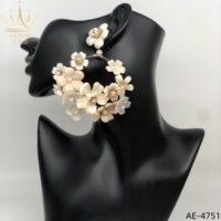 AE-4751 AFLODY Pendientes y Accesorios para el Cabello de Novia, con Flores en Forma de Mano, Chapados en Oro Satinado Color Marfil, Joyería Personalizada