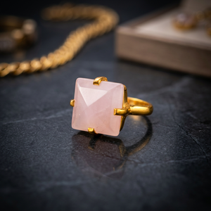 Nuevo Conjunto de Anillo y Aretes de Acero Inoxidable Chapado en Oro de 18K con Forma de Pirámide y Circonita para Niños, Ideal para Aniversario - Product Image 4