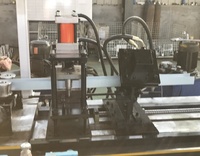 Machine de profilage à double tête pour poutres en C, profilés d'angle et profilés de quille à double sortie