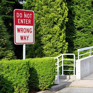 ป้ายเตือนจราจรอลูมิเนียมแบบปรับแต่งได้: ห้ามเข้าผิดทางตัวบอกความปลอดภัยที่ทนทานสำหรับถนนการก่อสร้างและโซน - Product Image 5