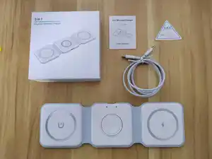 Cargador Qi inalámbrico magnético plegable de 15W con logotipo personalizado, soporte de estación magnética 3 en 1 para iPhone, Apple Watch y airpods