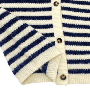 Cardigan en tricot à rayures nautiques vintage avec double poche poitrine et boutons bronze, style décontracté quotidien - Product Image 3