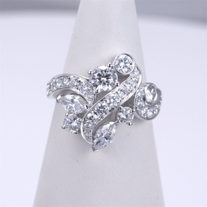 Anillo de Compromiso de Diamante de Laboratorio con Corte Redondo en Oro Blanco de 18K de Messi Fine Jewelry para Mujer - Product Image 4