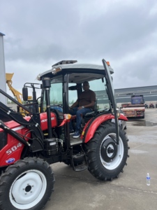 Tractor de carga frontal fabricado en China, 4x4, 50HP, equipado con cabina de lujo, compatible con varios implementos agrícolas, apto para uso agrícola. - Product Image 5