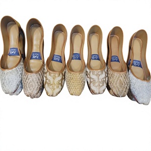 Zapatos Khussa Tradicionales Bordados para Mujer, Diseño para Bodas, Estilo India-Pakistán, Tacón Plano de Seda - Product Image 2