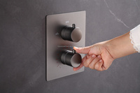 Ensembles de douche thermostatiques ronds dorés Pomme de douche à effet de pluie Robinets de salle de bains à haute pression Accessoires d'étagère Combo Robinetterie brute