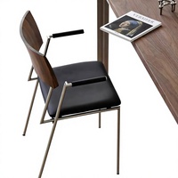 Chaise de salle à manger minimaliste italienne en velours et mousse avec structure en acier inoxydable, design moderne, pieds en métal