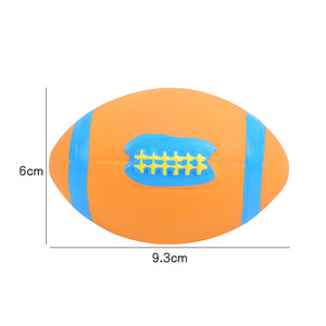 Vente directe d'usine de nouveaux jouets en latex en forme de ballon de rugby, jouet interactif pour chien en forme de petit ballon de rugby aux couleurs de dessins animés et avec son. - Product Image 1