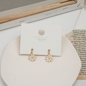 Pendientes de Plata 925 con Diseño de Margarita Coreana, Pendientes Colgantes con Clip de Flor Margarita para Mujer, Chapados en Oro, Tipo Huggie - Product Image 3