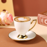 Tasse à café latte unique de boisson haut de gamme, tasse en porcelaine américaine et soucoupe en or