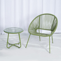 Ensemble de meubles de jardin en rotin moderne avec cadre en acier, chaise longue légère, table basse pour la salle à manger et l'hôtellerie