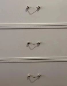 Armoire peu encombrante avec rangement dissimulé et poignées originales, idéale pour les petites chambres et les chambres d'enfants - Product Image 5