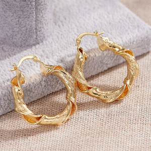Orecchini a Clip in Metallo dal Design Irregolare, Gioielli di Tendenza in Stile Moderno - Product Image 6