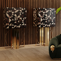 Meuble de rangement innovant 1088 triangles en placage de noyer avec base en laiton poli, meuble de rangement moderne pour salon et villa