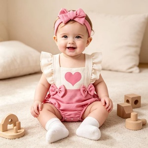Conjunto <span class=keywords><strong>de</strong></span> 2 piezas <span class=keywords><strong>de</strong></span> <span class=keywords><strong>ropa</strong></span> infantil para niñas: Top <span class=keywords><strong>de</strong></span> poliéster con lazo y mangas volantes y pantalón con tirantes cruzados en la espalda, ideal para el verano. - Product Image 3