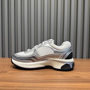 Chaussures de créateur tendance, baskets décontractées pour femmes, nouvelles chaussures de voyage et d'extérieur classiques blanches à lacets pour femmes - Product Image 4