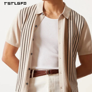 เสื้อโปโลถักลายทางแนวตั้งสำหรับผู้ชาย ติดกระดุมเต็มตัว สีครีมแทน ดำ ตัดกันสไตล์ Old Money เหมาะสำหรับใส่ในช่วงฤดูร้อนและวันหยุดพักผ่อน - Product Image 5