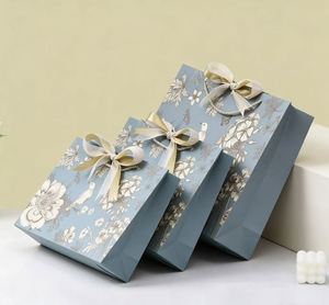 Sacs en papier de luxe pour bonbons de mariage avec poignée en ruban, sacs promotionnels recyclables pour vêtements et emballages en carton - Product Image 4