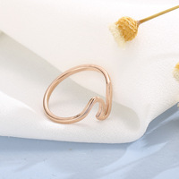 Mode Minimaliste 18K PVD Plaqué Or Étanche Hypoallergénique Anneau Élégant En Acier Inoxydable Bijoux Mer Vague Géométrique Anneau