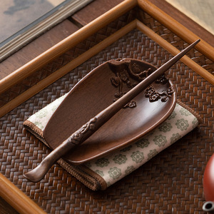 Cuchara de té de madera de nogal con relieve de flor de ciruelo, forma plana para la ceremonia del té - Product Image 1