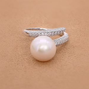 Bague ouverte minimaliste en argent massif S925 avec grande perle blanche de 10-11 mm, finition martelée effet glace pilée, perle de culture authentique - Product Image 2