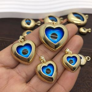 Nuovo Ciondolo a Forma di Cuore Striato con Occhio del Diavolo Placcato in Oro Rame - Product Image 3