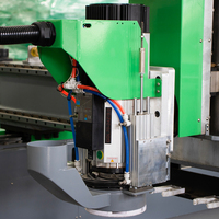 Machine de gravure CNC 4 axes pour bois, avec broche servo rotative latérale, pour la sculpture de poteaux, de pieds de table et de rampes d'escalier en bois massif