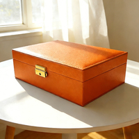 Boîte de présentation de bijoux double couche grande capacité anti-poussière en PU avec doublure en velours et fermeture à bouton, en gros et en stock