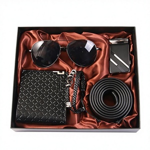 Set Regalo da <span class=keywords><strong>Uomo</strong></span> per Affari: Occhiali da Sole, <span class=keywords><strong>Portafoglio</strong></span>, <span class=keywords><strong>Cintura</strong></span>, Bracciale - Sorpresa per la Festa del Papà, Papà, Fidanzato - Modello M2952 - Product Image 1