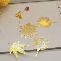 Marque-page en métal moulé en forme de feuille, idéal comme cadeau exquis, trèfle en laiton doré gaufré, personnalisable avec pompon pour livres