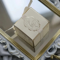 Boîte cadeau carrée en carton personnalisable avec ruban doré, jetable, revêtement UV, pour fleurs, bonbons, chocolats, mariage, fête