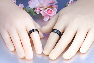 Europeo e americano il suo re-la sua regina degli uomini e delle donne anello in acciaio al titanio - Product Image 5