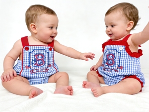 Abbigliamento Estivo per Neonati, Tutina a Bolle Personalizzata con Ricamo del 4 Luglio, Motivo a Quadretti Blu e Bretelle Rosse per Bambini e Bambine 2026 - Product Image 1