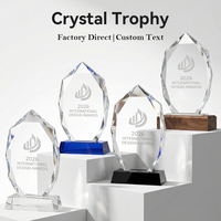 Trophée unique en cristal taillé en forme de sommet de montagne, design vierge, base en bois massif noir, bleu et transparent, pour reconnaissance sportive et corporative